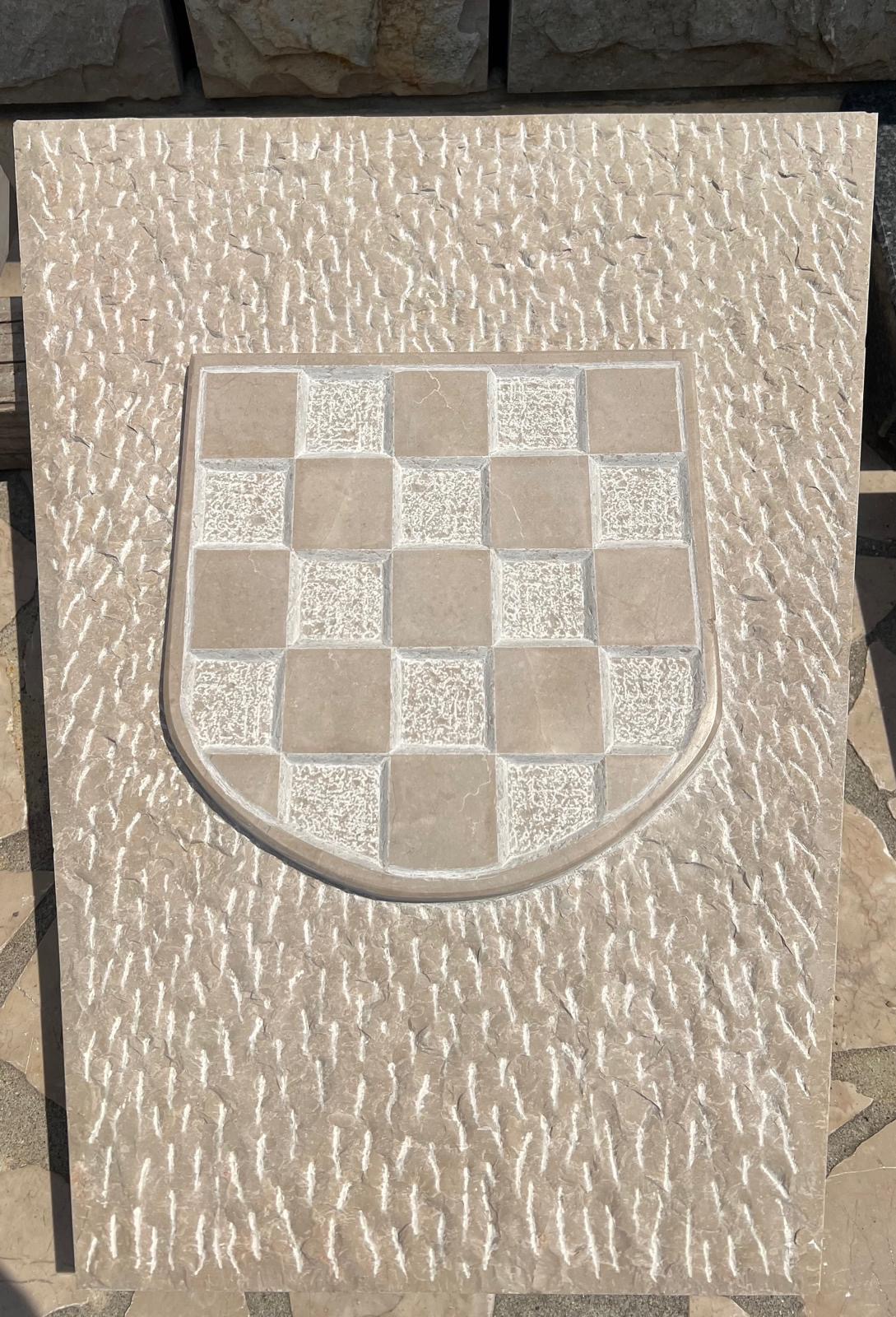 Hrvatski grb u kamenu